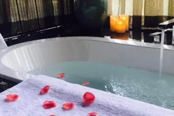 西安长安区水疗池中的失重冥想：当身体学会漂浮